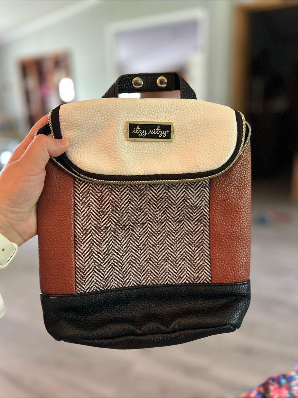 Itzy Ritzy Chill Like a Boss Bottle Bag in the “Coffee & Cream” colorway